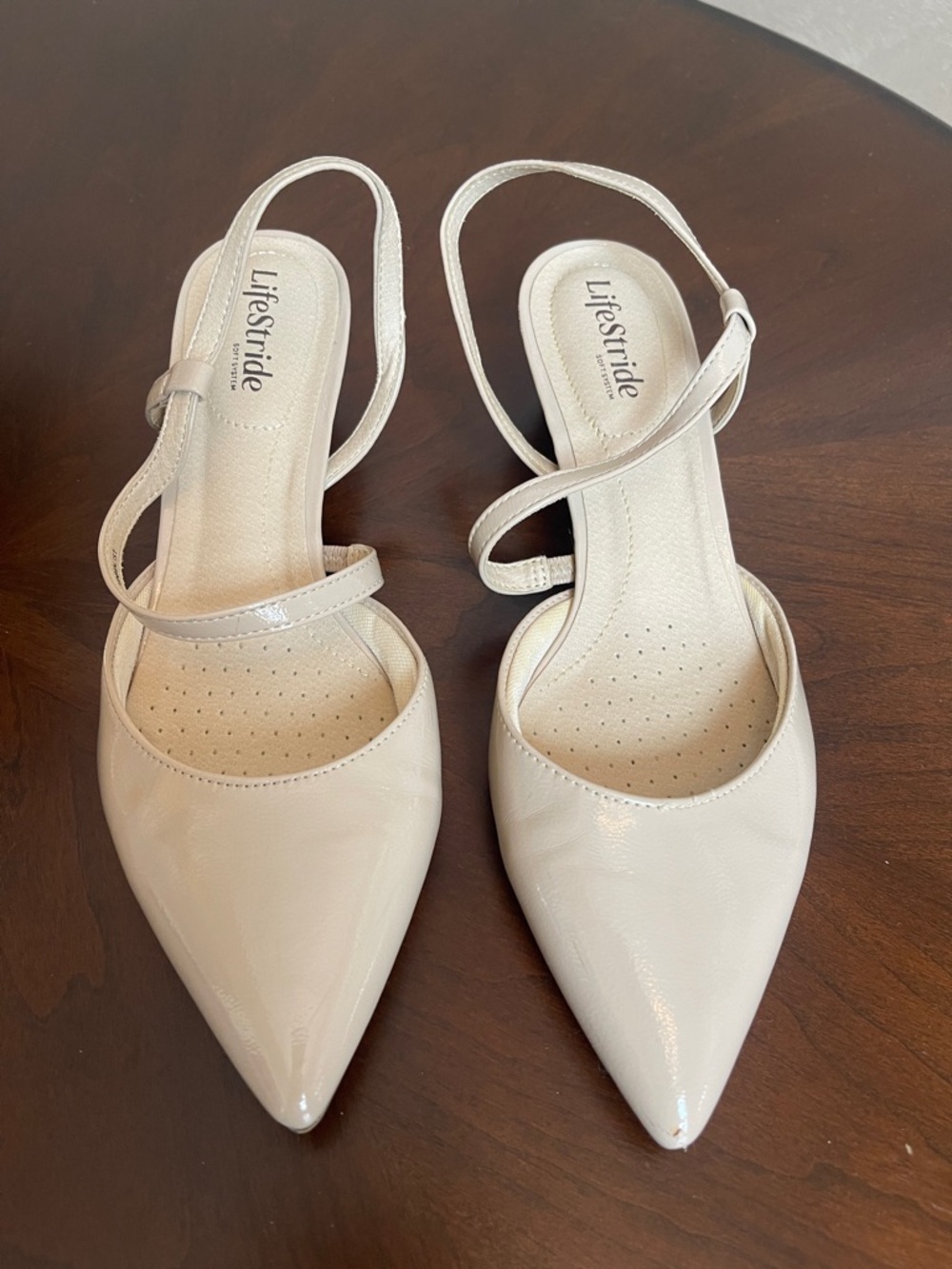 Life Stride Women’s minimalist Cream Pointed Toe Slingback Pump Size 9